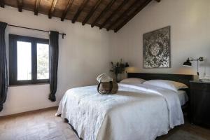 una camera con due letti e una borsa sul letto di Panoramic Apartment In 17Th Century Farmhouse a Villa del Monte Altre 18 foto