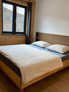 Chalet muguet & Jaccuzi privatif في Rochesson: سريرين في غرفة نوم مع نافذة +5 صور