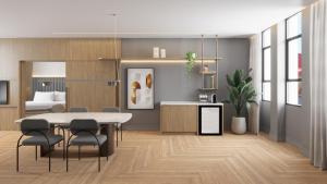 eine Küche und ein Esszimmer mit Tisch und Stühlen in der Unterkunft Slaviero Prime Campo Grande in Campo Grande + 12 Fotos