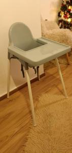 een groene stoel op een tapijt bij Rooster Retreat in Aridaía