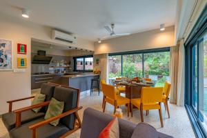 Η κουζίνα ή μικρή κουζίνα στο Cozy Nest 3BR Luxury Villa- 10 mins from Thalassa & Vagator Beach