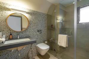 Ένα μπάνιο στο Cozy Nest 3BR Luxury Villa- 10 mins from Thalassa & Vagator Beach +22 φωτογραφίες