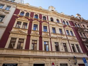 プラハにあるゴージャス プラーハ ルームズの通りに多くの窓がある大きな建物