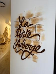 a sign that reads la petite envelope on a wall at Suite 1- La Petite Auberge in Langres