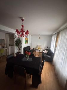 エヴルーにあるLa Maison du Routardのテーブルとソファのあるリビングルーム