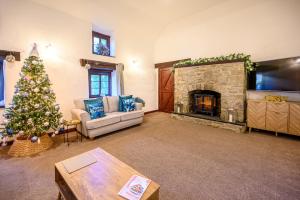 Μια τηλεόραση ή/και κέντρο ψυχαγωγίας στο Laurel Cottage by STAE-Homes