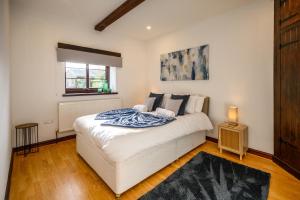 Ένα ή περισσότερα κρεβάτια σε δωμάτιο στο Laurel Cottage by STAE-Homes