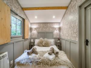 Postel nebo postele na pokoji v ubytování The Lodge - Uk50409 + 12 fotografií