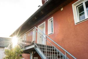 a building with a staircase next to a building at Ferienwohnung Demmelbach in Weil