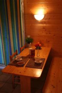 ein Holztisch in einem Raum mit einer Holzwand in der Unterkunft Les Gites De Chauzon 3 Avec Piscine in Chauzon