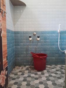 O baie la Super Homestay