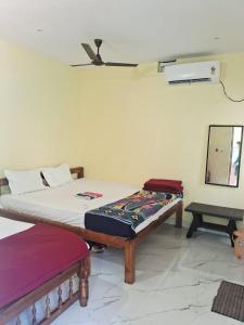 Un pat sau paturi într-o cameră la Super Homestay