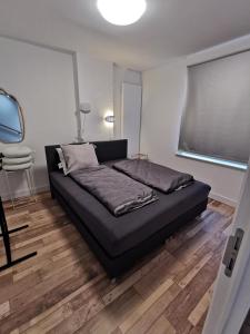 イーペルにあるVakantiehuis HA1のベッドルーム1室(黒いベッド1台付)