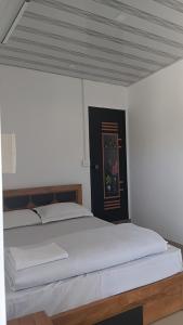 Postel nebo postele na pokoji v ubytování Sleek Haven