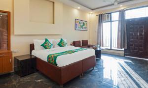 Giường trong phòng chung tại Treebo Samsara Villas And Spa +42 ảnh