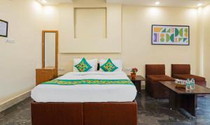 Giường trong phòng chung tại Treebo Samsara Villas And Spa