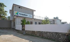 ein Gebäude mit einem Zaun davor in der Unterkunft Treebo Samsara Villas And Spa in Rāmnagar