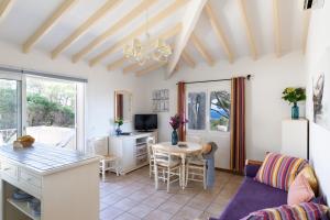 Résidence Marina Di Santa Giulia في بورتو فيكيو: غرفة معيشة بها أريكة وطاولة