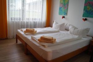 Кровать или кровати в номере Appartementhäuser Herbert und Walter