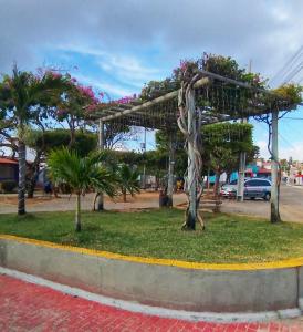 une sculpture d'arbre en fleurs dans un parc dans l'établissement Pousada Rio Mar, à Maxaranguape
