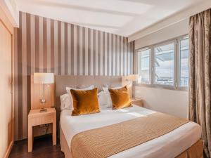 a bedroom with a large bed and a window at Residhome Nantes Berges De La Loire in Nantes +64 photos