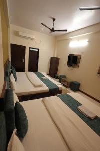 TV a/nebo společenská místnost v ubytování Hotel Shivalay Palace