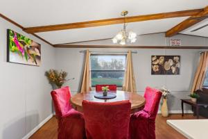 Ảnh trong thư viện ảnh của Enclosed Sunroom • Ripken Stadium & Parks Nearby ở Aberdeen