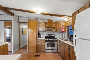 Ảnh trong thư viện ảnh của Enclosed Sunroom • Ripken Stadium & Parks Nearby ở Aberdeen