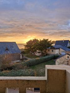 Η ανατολή ή δύση του ηλίου όπως φαίνεται από αυτό το διαμέρισμα ή από εκεί κοντά