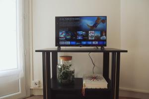 Μια τηλεόραση ή/και κέντρο ψυχαγωγίας στο Appartement avec balconnet et vue mer +13 φωτογραφίες