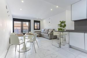 eine Küche und ein Wohnzimmer mit Tisch und Stühlen in der Unterkunft Casa Arne in Torrevieja