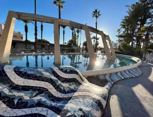 einen Pool mit einem gefliesten Brunnen mit Palmen in der Unterkunft Casa Arne in Torrevieja