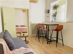 een woonkamer met een tafel en stoelen bij Modern Apartment 2 in Historic Abbey in Bemelen