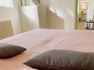 een slaapkamer met een bed met een roze deken bij Modern Apartment 2 in Historic Abbey in Bemelen +5 foto's