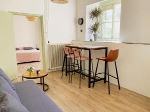 een keuken met een tafel en stoelen in een kamer bij Modern Apartment 2 in Historic Abbey in Bemelen