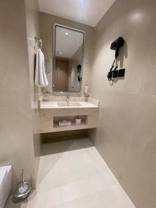 Phòng tắm tại LYvAN HOTEL +34 ảnh