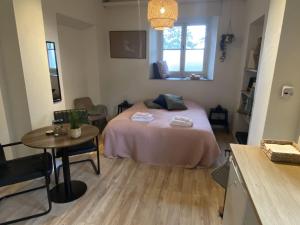 Schlafzimmer mit einem Bett mit einem Tisch und einem Fenster in der Unterkunft Modern Studio 3 in Historic Abbey in Bemelen + 2 Fotos