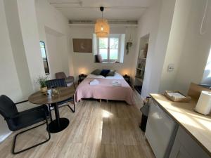 ein Schlafzimmer mit einem Bett und einem Tisch in einem Zimmer in der Unterkunft Modern Studio 3 in Historic Abbey in Bemelen