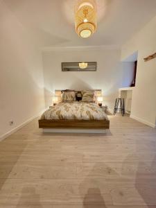 Ένα ή περισσότερα κρεβάτια σε δωμάτιο στο Studio cozy et fonctionnel au cœur de Mansle