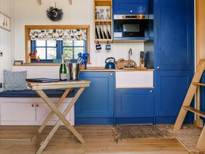 Η κουζίνα ή μικρή κουζίνα στο Lillie's Shepherd Hut - Uk50230