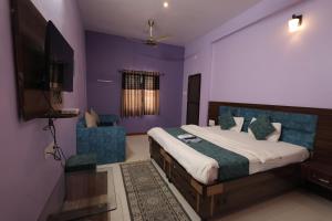 TV a/nebo společenská místnost v ubytování Hotel Shivalay Palace