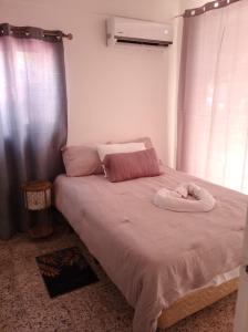 um quarto com uma cama com um bicho de pelúcia em Harmonia - Sunbeha resort, Juan Dolio em Juan Dolio