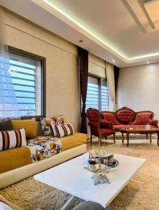 Predel za sedenje v nastanitvi Moroccan Sunset - Charming 3BR near Airport Med 5