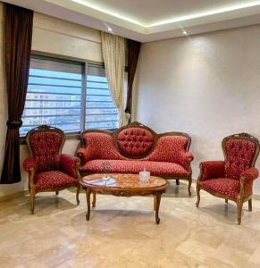 Predel za sedenje v nastanitvi Moroccan Sunset - Charming 3BR near Airport Med 5 + 39 fotografij