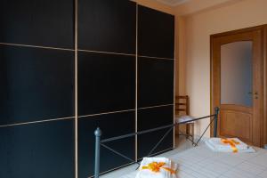 a bedroom with a black tiled wall at La Playa di Ponente in Cagliari