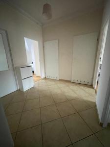 een lege kamer met witte muren en een tegelvloer bij Apartament Osielsko in Osielsko