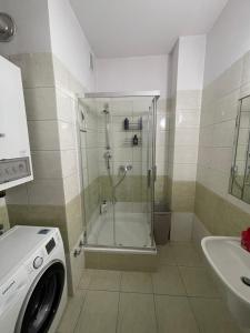 een badkamer met douche en wasmachine bij Apartament Osielsko in Osielsko