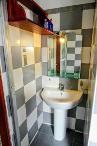 un baño con lavabo y espejo en Accoma Villa, en Hikkaduwa