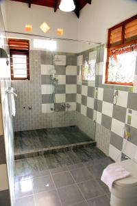 un baño con ducha y WC en Accoma Villa, en Hikkaduwa 26 fotos más