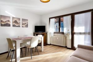 TV a/nebo společenská místnost v ubytování Casadegli Orsi Madonna Di Campiglio